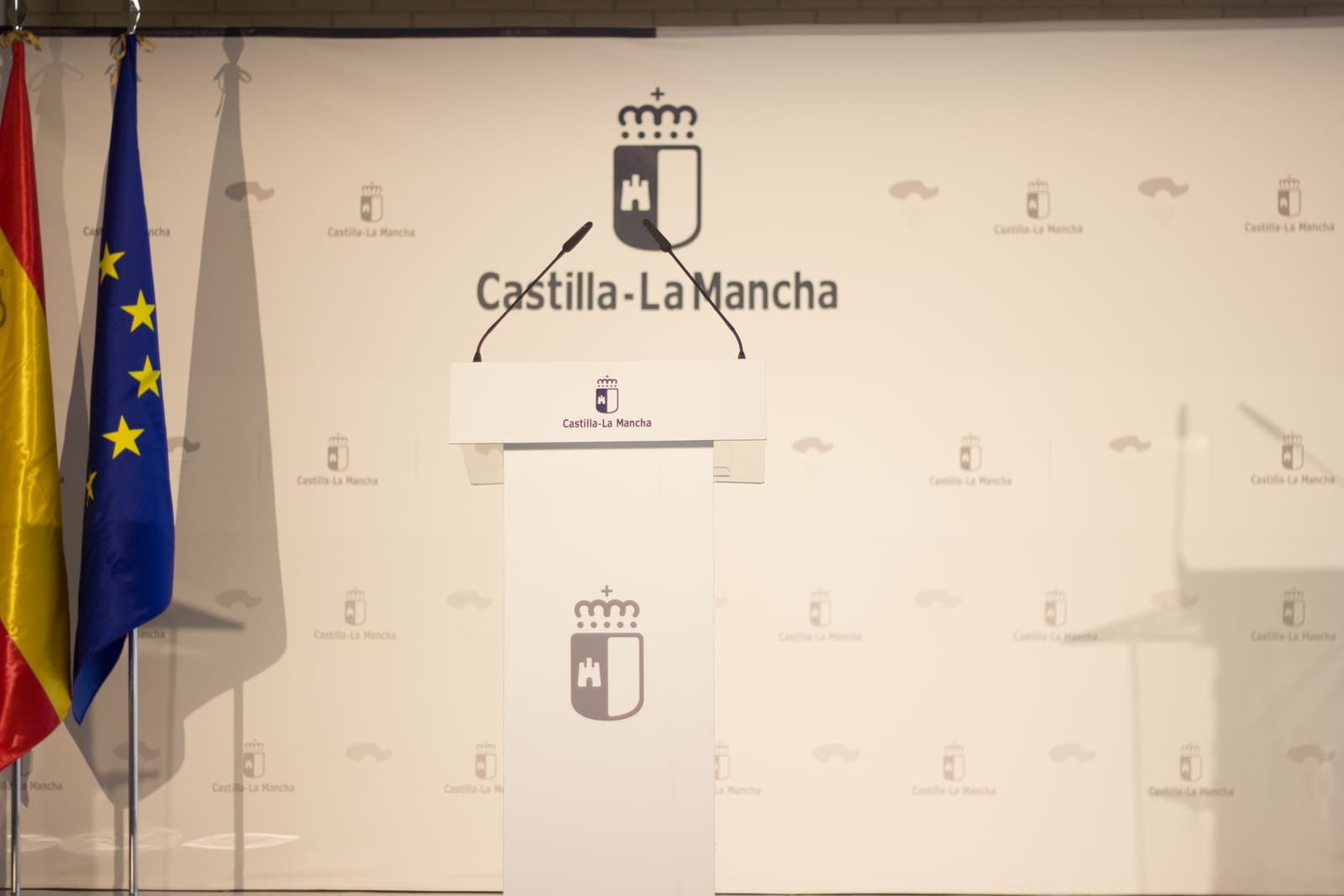 detalle atril sonido Castilla La Mancha con fondo lona evento